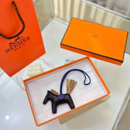 replica,repliche,fake,1:1,earrings,bracelet,ring,jewelry Ciondolo borsa Hermes a forma di cavallino