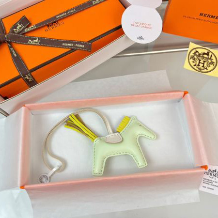 replica,repliche,fake,1:1,earrings,bracelet,ring,jewelry Ciondolo borsa Hermes a forma di cavallino