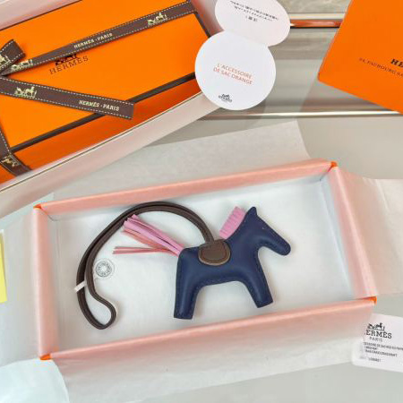 replica,repliche,fake,1:1,earrings,bracelet,ring,jewelry Ciondolo borsa Hermes a forma di cavallino