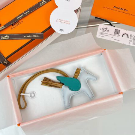 replica,repliche,fake,1:1,earrings,bracelet,ring,jewelry Hermes Ciondolo da borsa a forma di Pegaso