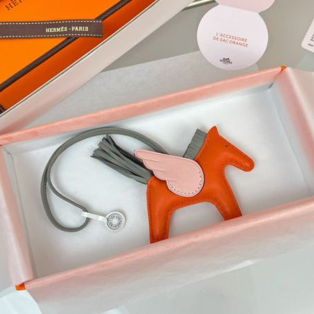 replica,repliche,fake,1:1,earrings,bracelet,ring,jewelry Hermes Ciondolo da borsa a forma di Pegaso
