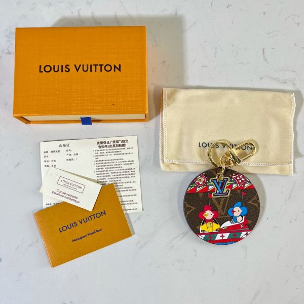 replica,repliche,fake,1:1,earrings,bracelet,ring,jewelry Portachiavi ciondolo medaglia Louis Vuitton