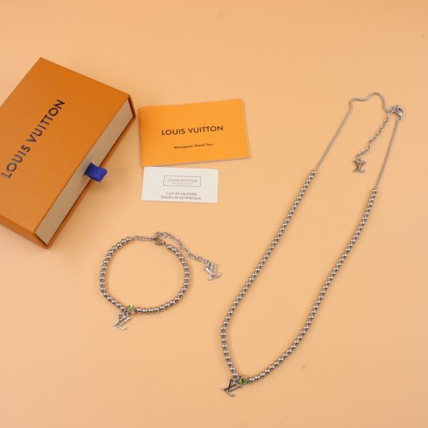 replica,repliche,fake,1:1,earrings,bracelet,ring,jewelry Louis Vuitton Nuova collana d’argento del pendente di alfabeto del branello