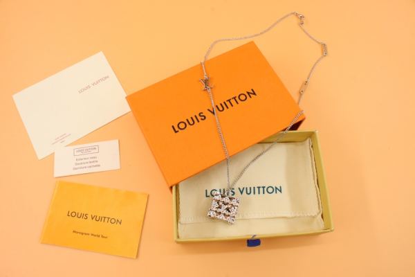 replica,repliche,fake,1:1,earrings,bracelet,ring,jewelry Custodia per collana Louis Vuitton La collana con medaglione del baule