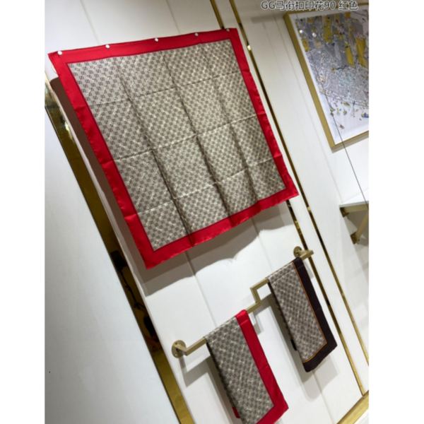 Foulard quadrato Gucci in seta con stampa GG