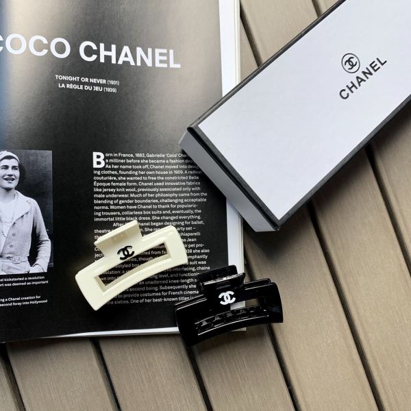 replica,repliche,fake,1:1,earrings,bracelet,ring,jewelry 【2 pezzi】 La nuova molletta per capelli di squalo di Chanel, in bianco e nero, semplice e alla moda