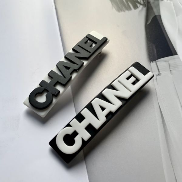 replica,repliche,fake,1:1,earrings,bracelet,ring,jewelry 【2 pezzi】 La nuova molletta per capelli a molla in bianco e nero con lettere tridimensionali di Chanel