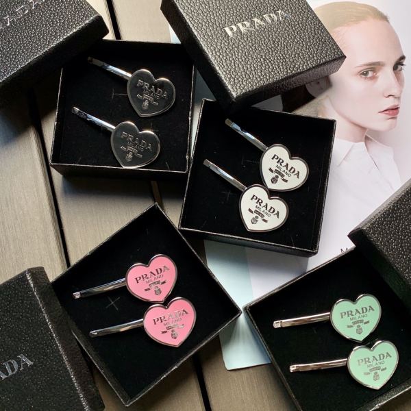 replica,repliche,fake,1:1,earrings,bracelet,ring,jewelry 【2 pezzi】 fermaglio per capelli con logo in metallo a forma di cuore stile bancone Prada