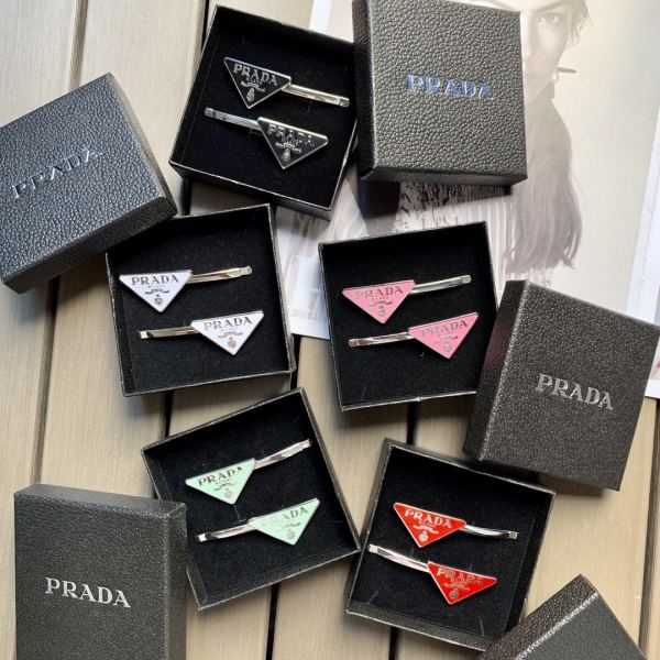 replica,repliche,fake,1:1,earrings,bracelet,ring,jewelry 【2 pezzi】 Barrette con logo in metallo a triangolo rovesciato classico Prada