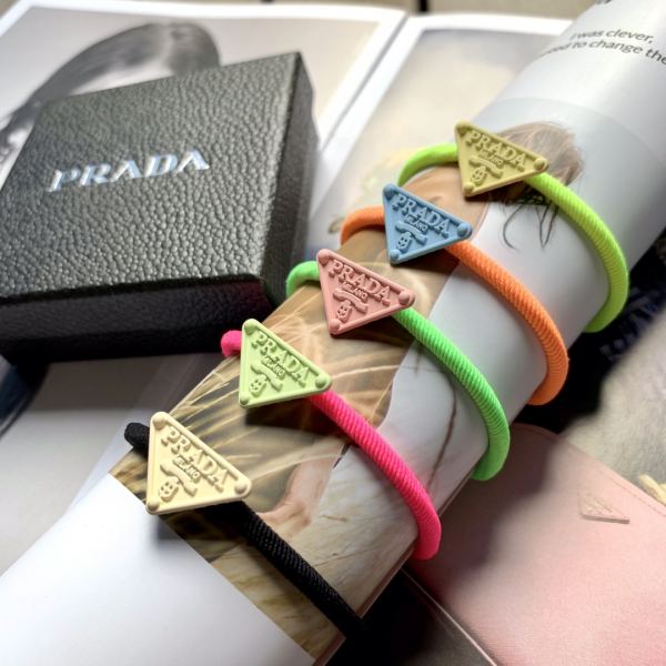 replica,repliche,fake,1:1,earrings,bracelet,ring,jewelry 【5 pezzi】 La nuova corda per capelli ad alta elasticità e durata in metallo mini triangolo rovesciato di Prada