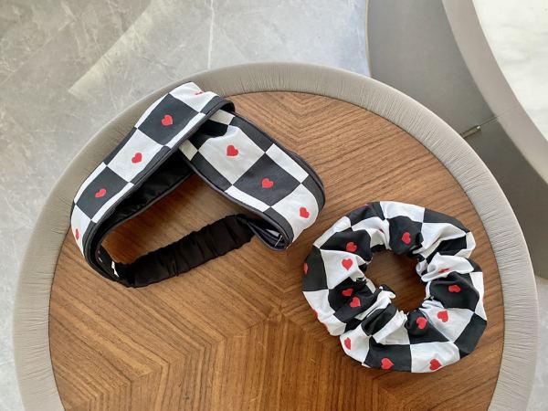 replica,repliche,fake,1:1,earrings,bracelet,ring,jewelry 【1 pz】 Il nuovo amore di Dior in bianco e nero a scacchi accessori per capelli in tessuto jacquard avanzato