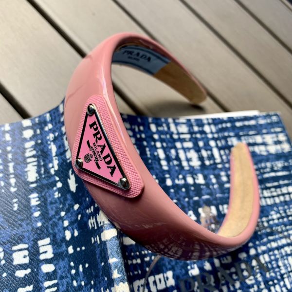 replica,repliche,fake,1:1,earrings,bracelet,ring,jewelry 【1 pz】 Prada nuova fascia in pelle verniciata con logo triangolare