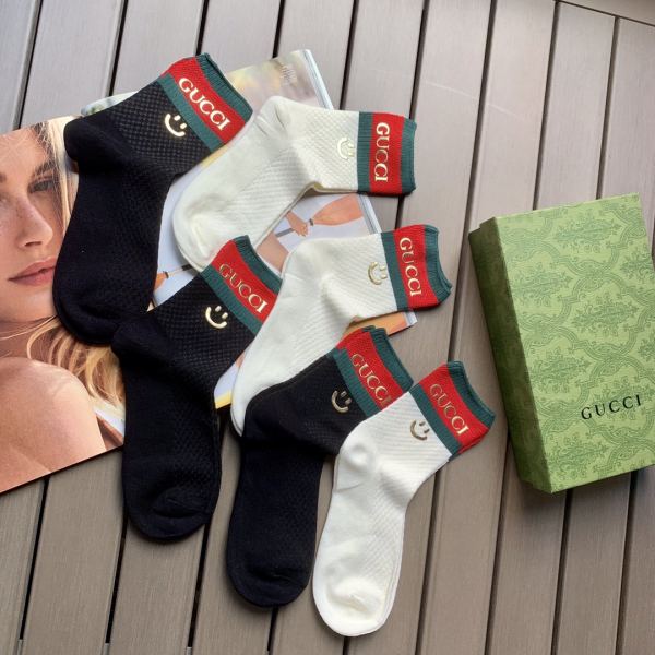 replica,repliche,fake,1:1,earrings,bracelet,ring,jewelry 6 paia Le nuove calze a tubo medio in morbido cotone traspirante di Gucci