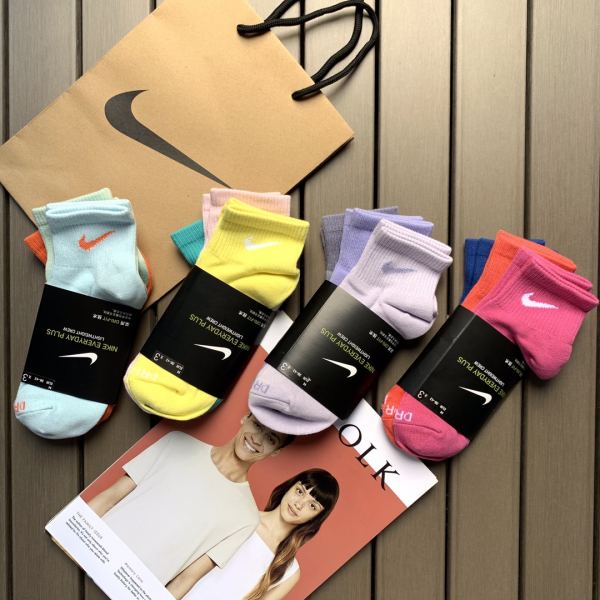 replica,repliche,fake,1:1,earrings,bracelet,ring,jewelry 12 paia Louis Vuitton edizione esclusiva di stile caldo di Nike, bellissimi calzini sportivi in cotone abbinati a colori