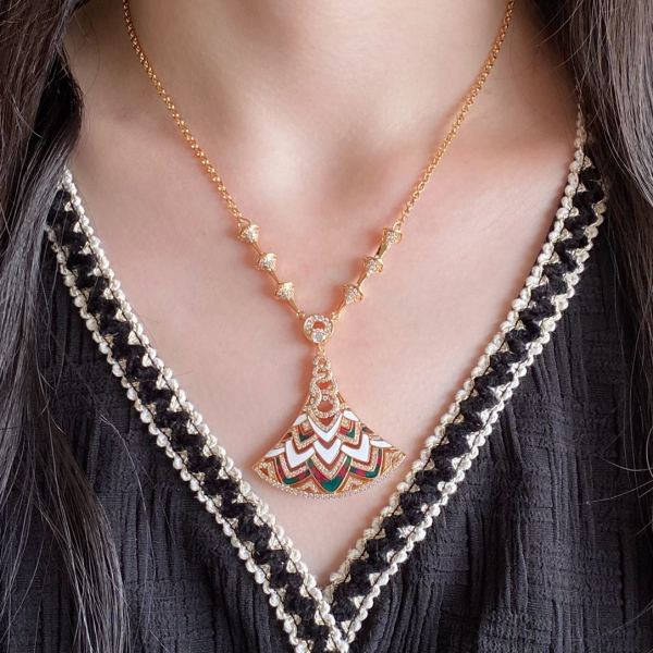 replica,repliche,fake,1:1,earrings,bracelet,ring,jewelry Collana con gonna a ventaglio mimetica Bvlgari