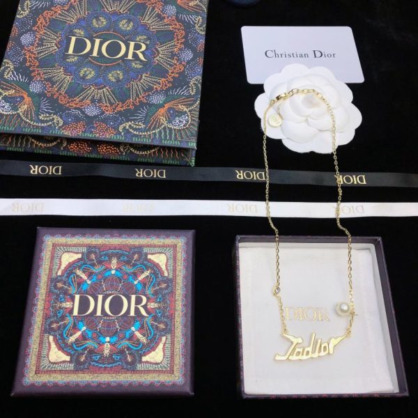 Collana con lettera DIOR