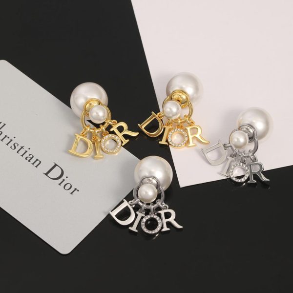 Orecchini di perle DIOR con lettere