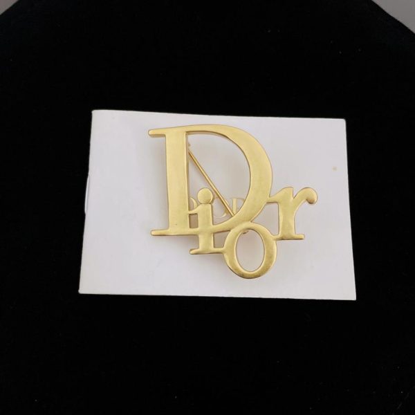 replica,repliche,fake,1:1,earrings,bracelet,ring,jewelry Spilla con lettera logo Dior, stile seconda mano!