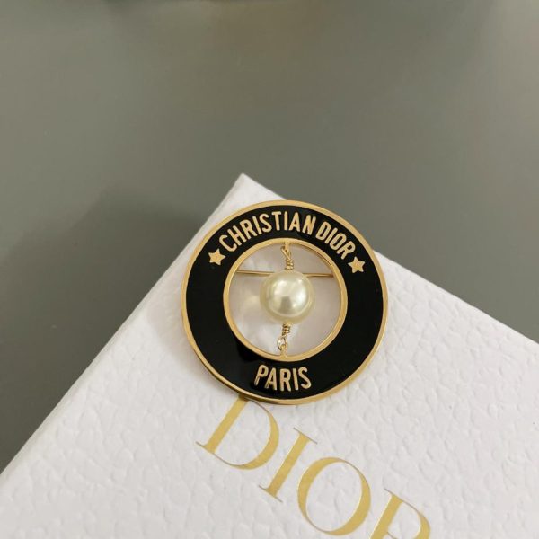 replica,repliche,fake,1:1,earrings,bracelet,ring,jewelry Spilla Dior con lettera circolare nera