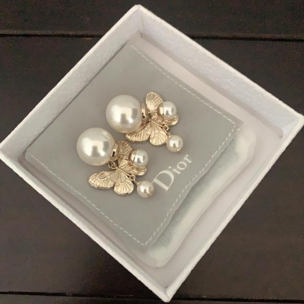 Orecchini Dior con farfalla di perle grandi