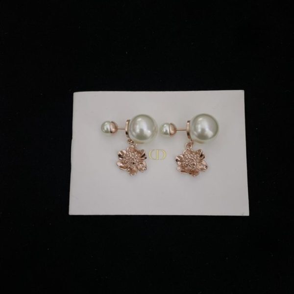 Orecchini floreali Dior con doppia perla
