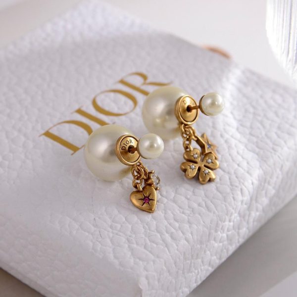 Orecchini con lettera Dior