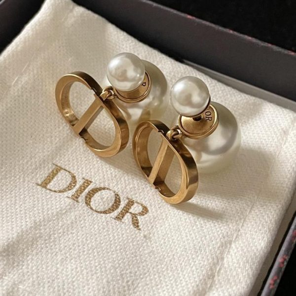 Orecchini Dior con perle pendenti sul retro