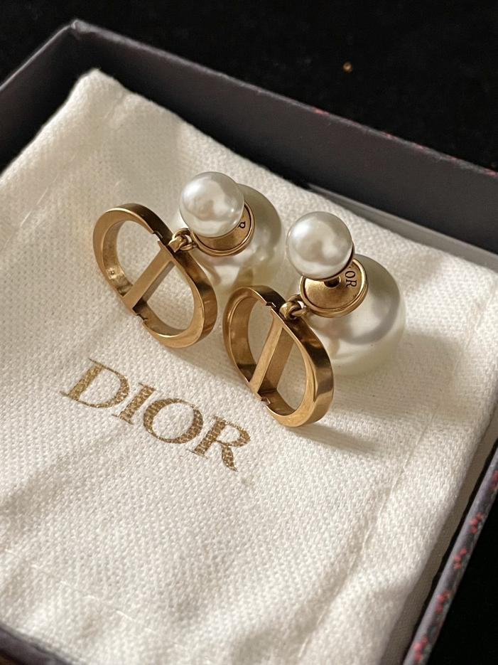 replica,repliche,fake,1:1,earrings,bracelet,ring,jewelry Orecchini Dior con perle pendenti sul retro replica,repliche,fake,1:1,earrings,bracelet,ring,jewelry Orecchini Dior con perle pendenti sul retro