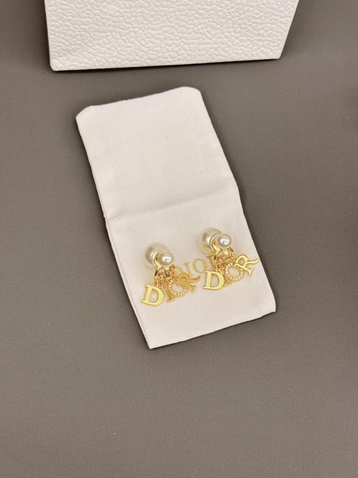 replica,repliche,fake,1:1,earrings,bracelet,ring,jewelry Clip per orecchio Dior in oro con lettera D. Accessori per clip per orecchio replica,repliche,fake,1:1,earrings,bracelet,ring,jewelry Clip per orecchio Dior in oro con lettera D. Accessori per clip per orecchio