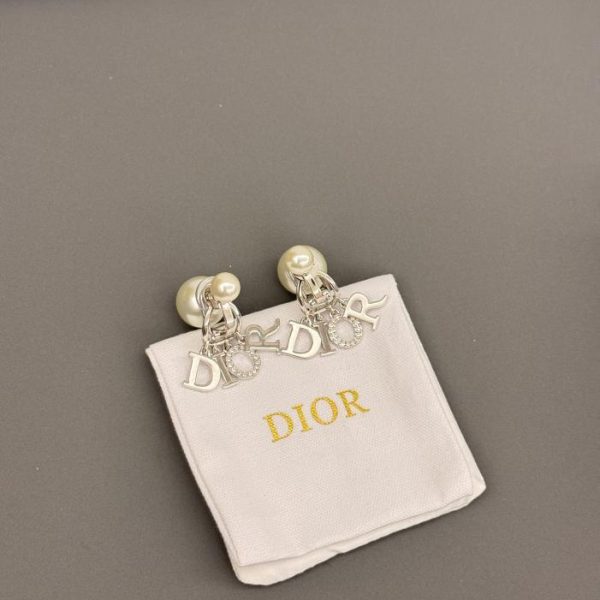 replica,repliche,fake,1:1,earrings,bracelet,ring,jewelry Clip per orecchio Dior in argento con lettera D. Accessori per clip per orecchio