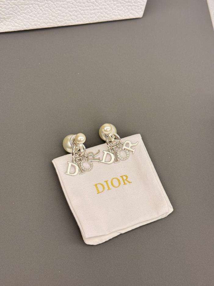 replica,repliche,fake,1:1,earrings,bracelet,ring,jewelry Clip per orecchio Dior in argento con lettera D. Accessori per clip per orecchio replica,repliche,fake,1:1,earrings,bracelet,ring,jewelry Clip per orecchio Dior in argento con lettera D. Accessori per clip per orecchio