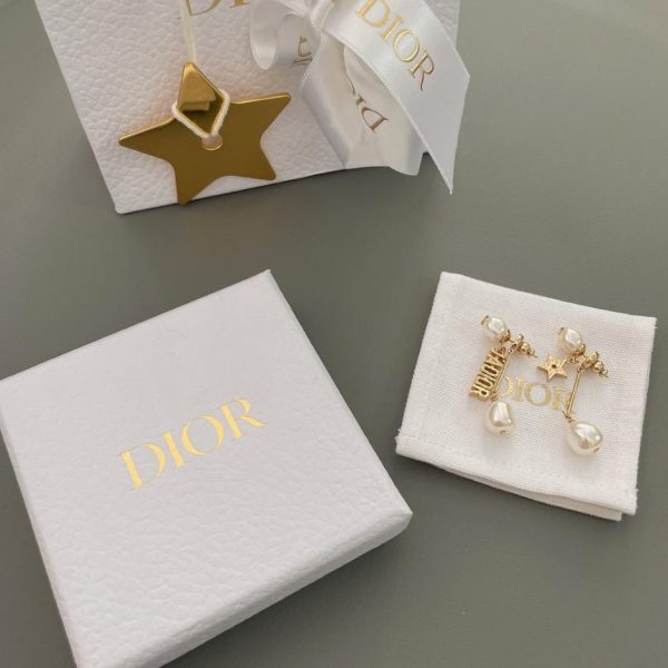Orecchini con lettera con perline a forma di Dior