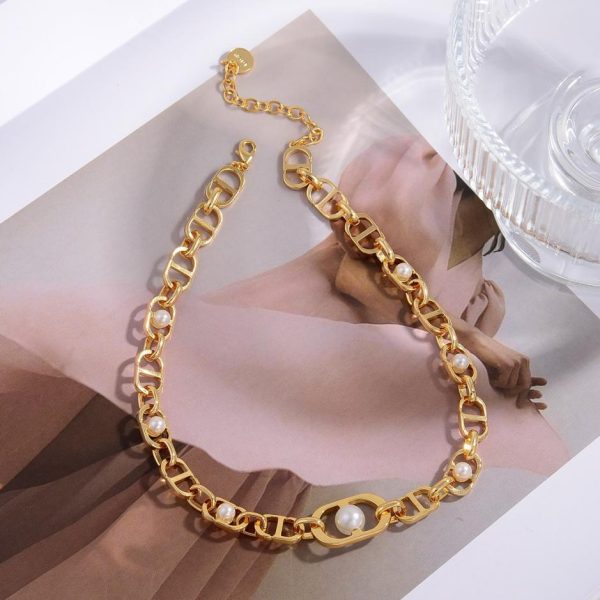 Nuova collana con lettera Dior