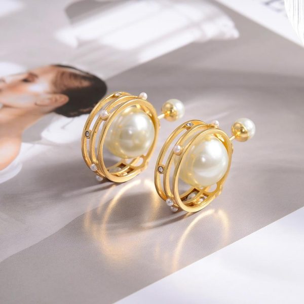 Nuovi orecchini con lettera Dior