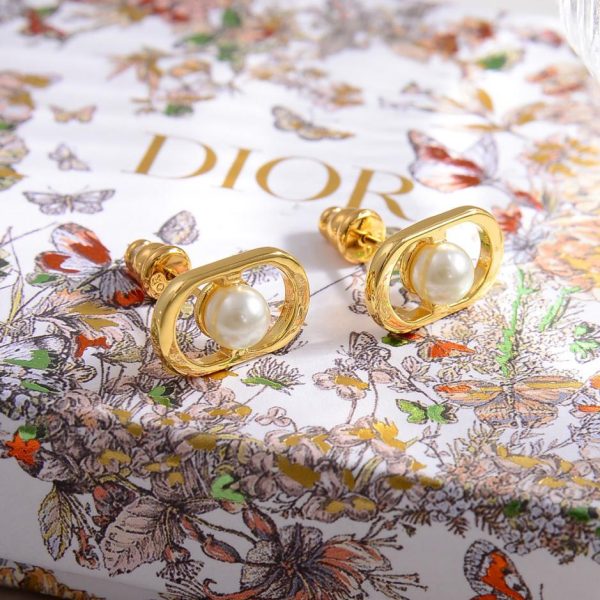 Nuovi orecchini con lettera Dior