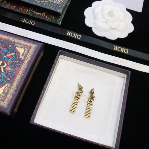 Orecchini con lettera Dior