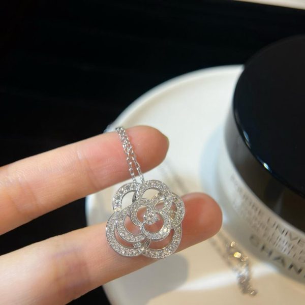 Collana Chanel con camelie