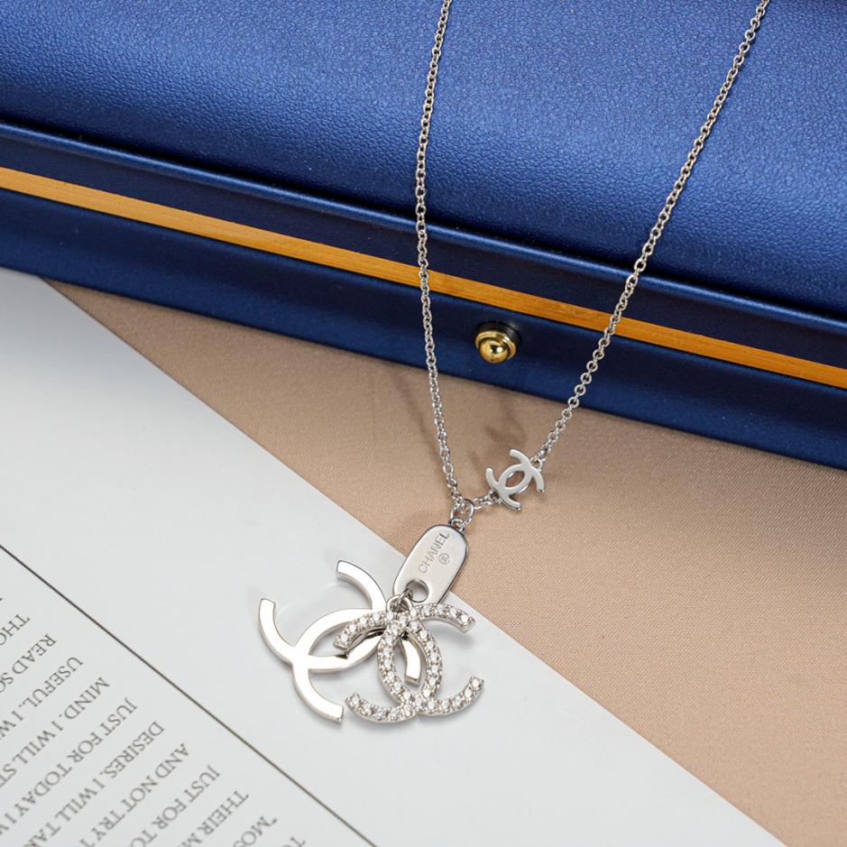replica,repliche,fake,1:1,earrings,bracelet,ring,jewelry Collana Chanel con doppia C di diamanti
