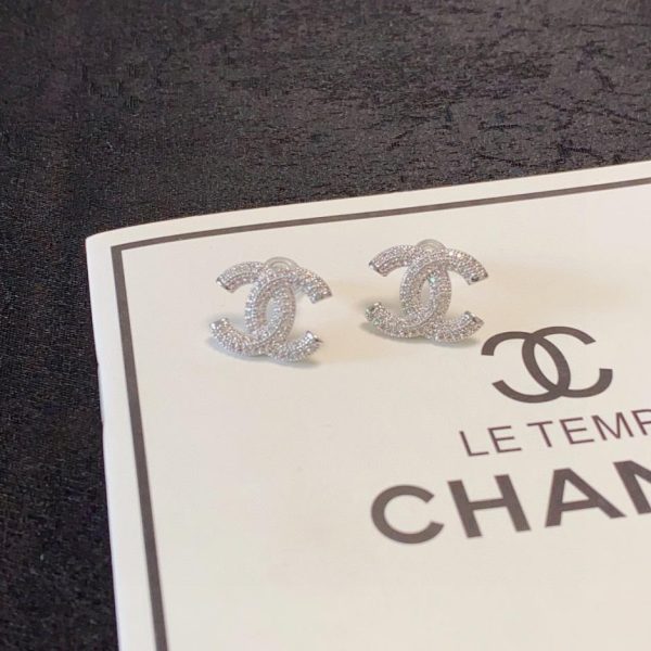 Orecchini a bottone con diamanti tempestati di Chanel