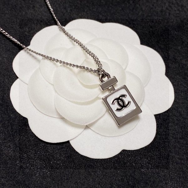 Collana con bottiglia di profumo Chanel Double C