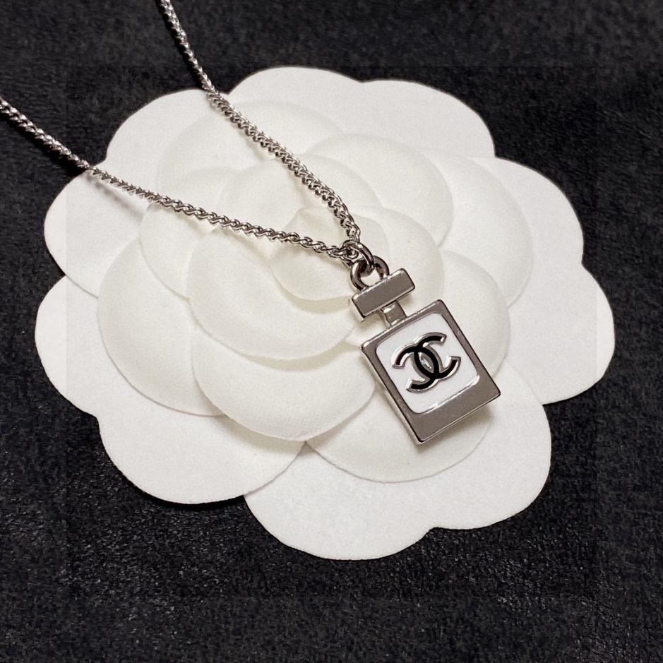 replica,repliche,fake,1:1,earrings,bracelet,ring,jewelry Collana con bottiglia di profumo Chanel Double C replica,repliche,fake,1:1,earrings,bracelet,ring,jewelry Collana con bottiglia di profumo Chanel Double C