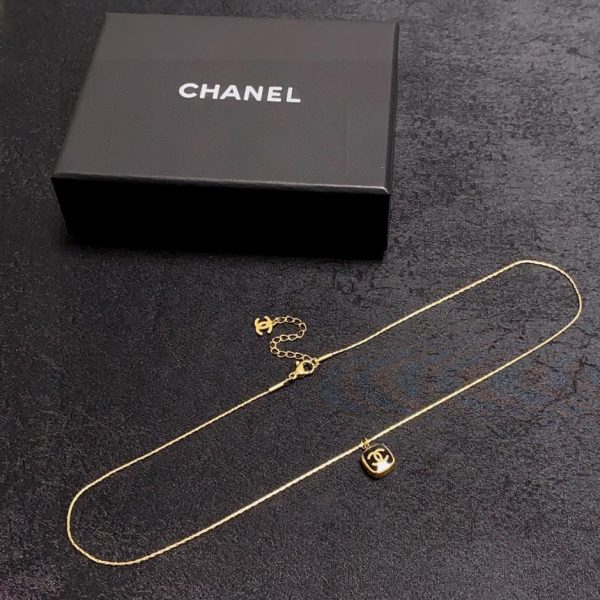 Collana Chanel con piastra quadrata nera