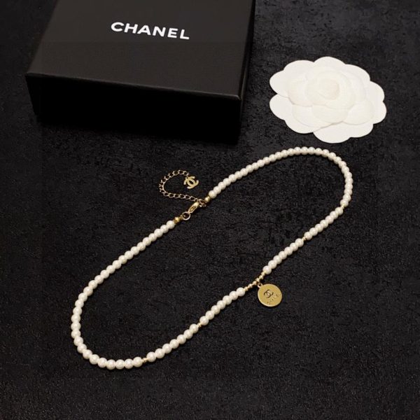 Collana con pendente rotondo Chanel doppia C perla