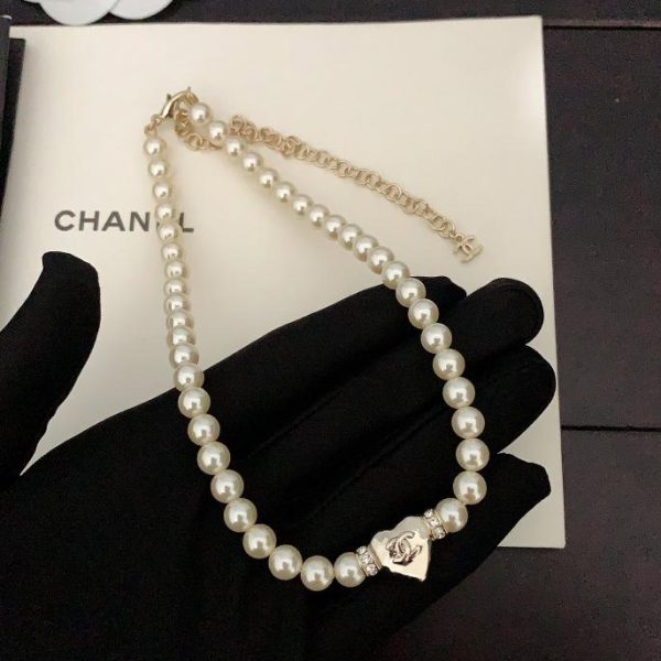Collana Chanel con piccole perle lucide Love