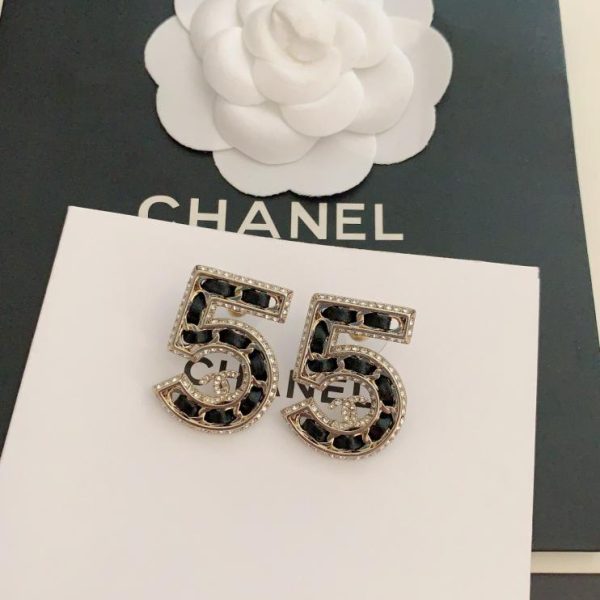 Orecchini Chanel in pelle nera con 5 parole