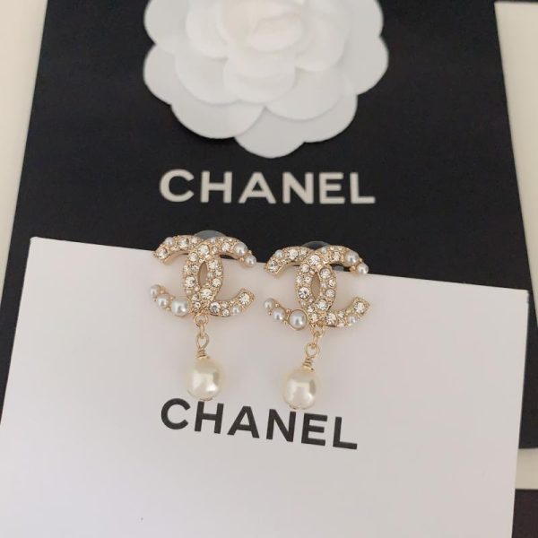 Orecchini Chanel con perle grandi e piccole