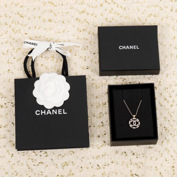 La collana doppia C di Chanel è disponibile ogni stagione