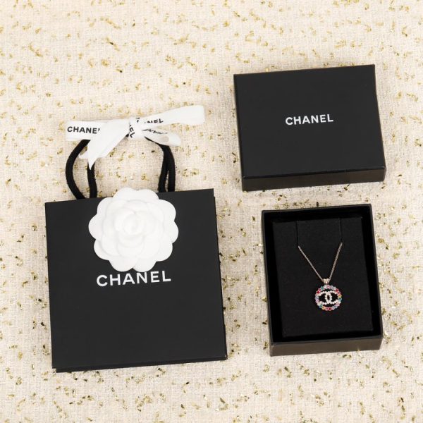 La collana doppia C di Chanel è disponibile ogni stagione