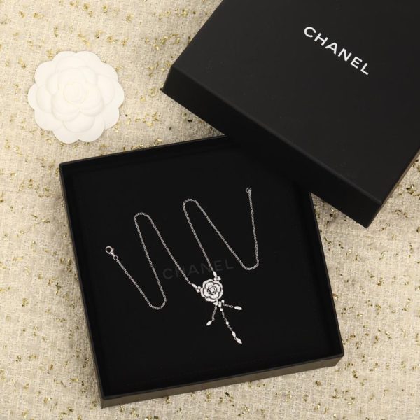 Collana Chanel BOUTON DE CAMÉLIA con camelie