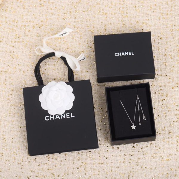 Collana Chanel con stella a cinque punte e diamanti